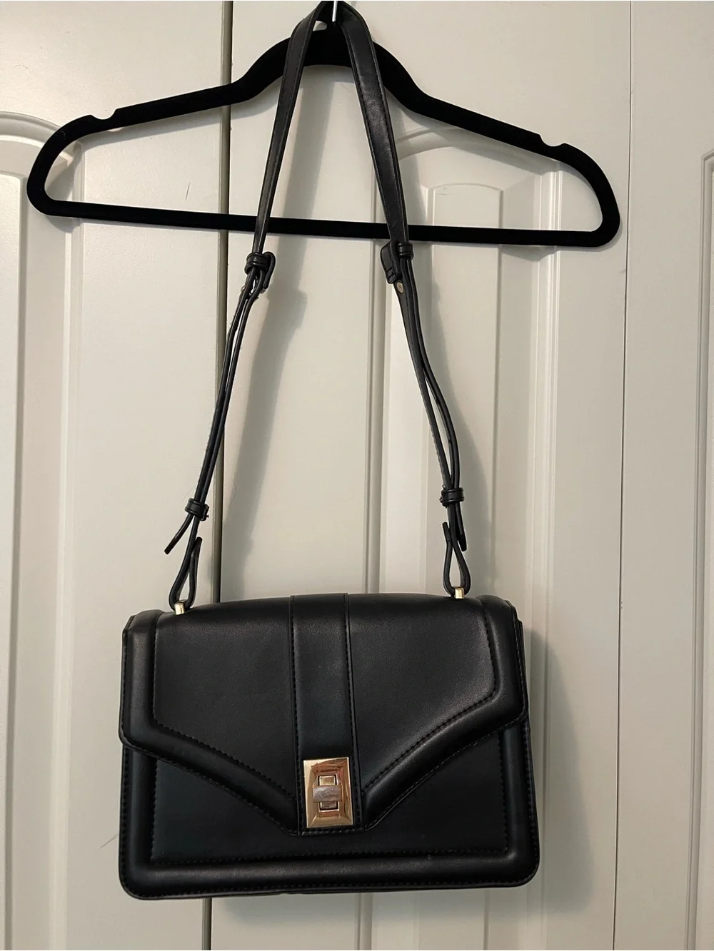 Minimalist Black Crossbody Bag with Gold-Tone Clasp